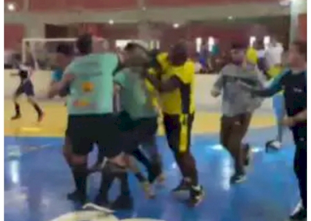 Partida de futebol de base termina em pancadaria entre adultos em Dourados