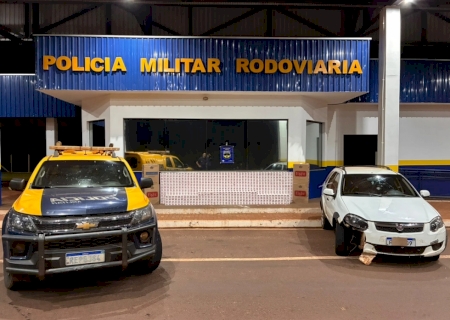Em Deodápolis, motorista perde controle do carro e abandona 1.750 pacotes de cigarros (Vídeos)