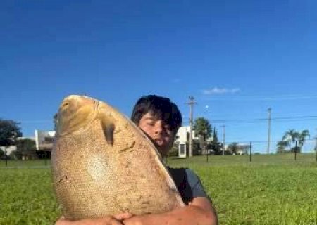 Adolescente fisga tambacu gigante dentro de condom&iacute;nio>
