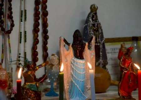 Vela acesa e pensamento firme viram amuletos espirituais pelo hexa