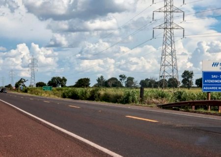 Caminhão carregado com tijolos cai em ribanceira e mata motorista na BR-163