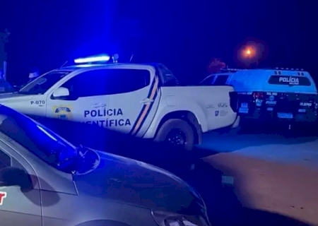 Homem mata esposa a tiros e esfaqueia outra vítima em bar de Nioaque