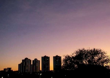 MS ter&aacute; ter&ccedil;a de sol, calor e umidade a 10%; rajadas podem passar de 70 km/h
