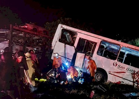 Acidente na BR-163, entre ônibus e carreta, deixa 38 trabalhadores feridos; quatro deles em estado grave