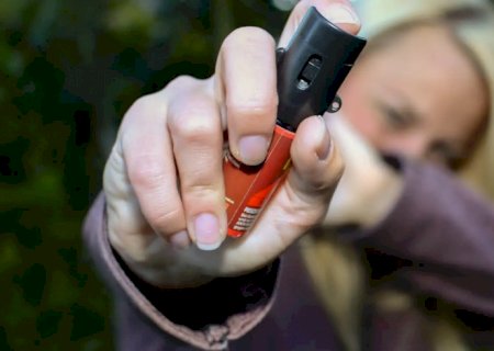 Mulheres podem comprar e usar spray de pimenta para defesa pessoal