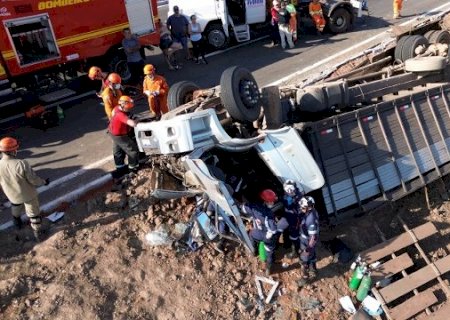 Caminh&atilde;o com gado tomba na BR-262 e deixa motorista preso &agrave;s ferragens