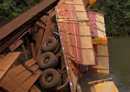 Carreta cai em rio ap&oacute;s ponte de madeira ceder e ficar destru&iacute;da em Sidrol&acirc;ndia