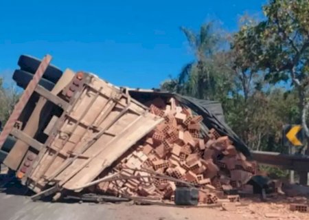 Caminhão carregado de tijolos tomba e trava trecho da BR-262