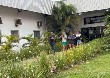 Beb&ecirc; some ap&oacute;s m&atilde;e adolescente ir &agrave; casa de mulher que conheceu na internet