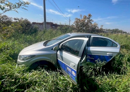 Trio invade Secretaria de Infraestrutura, espanca vigilante e rouba dois carros em Rio Brilhante
