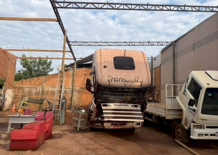 Vendaval que arrancou telhas causou preju&iacute;zo de R$ 50 mil em oficina el&eacute;trica em Campo Grande