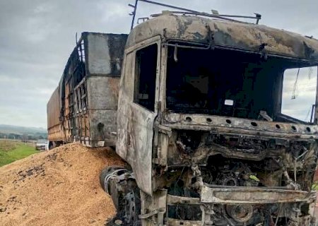 Carreta com soja fica destruída após incêndio e motorista sai ileso na MS-379, em Douradina