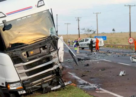 Motorista morre após carro bater em carreta e pegar fogo na BR-163