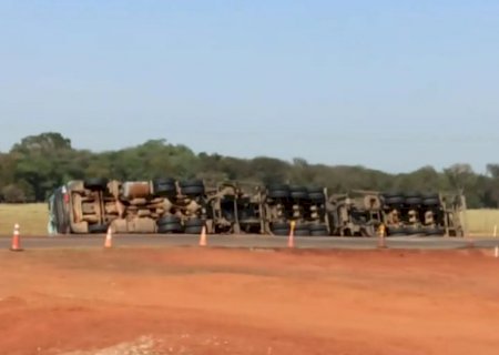 Trecho da BR-436 onde carreta tombou com etanol é liberado