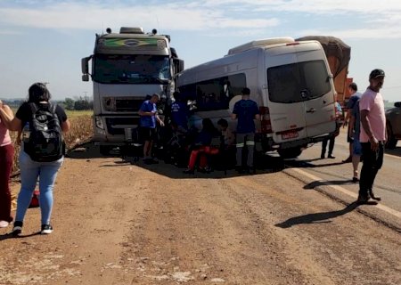 Colisão entre van e caminhão parado deixa feridos entre Fátima do Sul e Dourados 
