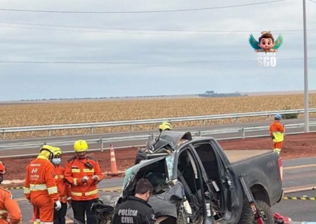 Batida entre carreta e Ranger mata 3 pessoas na BR-163