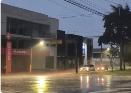 Dourados amanhece com chuva forte e rajadas de vento
