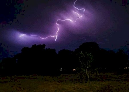 Após queda de raio, fogo avança por fazenda no Pantanal