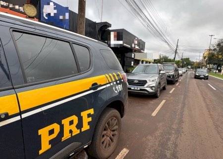 Ação conjunta apreende motos elétricas irregulares na BR-463 e leva equipes a comércio em Dourados