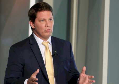 Dino cita risco de evasão e proíbe deputado Mario Frias de deixar país