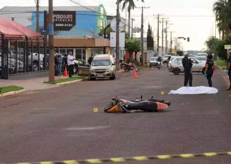 Motociclista bate em canteiro, "voa" e morre após atingir árvore em Campo Grande