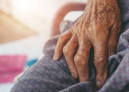 Ap&oacute;s 50 recusas, Justi&ccedil;a manda SUS achar vaga para cirurgia em idosa de 96 anos
