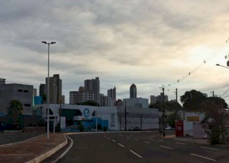Frente fria traz chuva, tempestades e queda de temperatura em MS