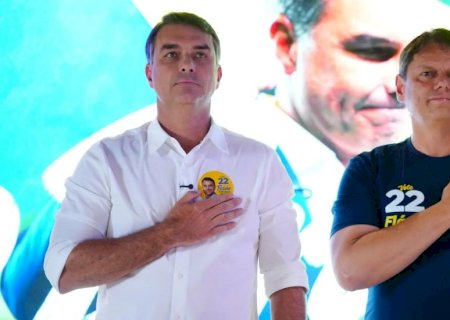 Tarcísio rebate carta de Flávio Bolsonaro e diz que aconselhou a não deixar o Brasil