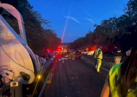 Acidente entre caminhonete e bitrem deixa 2 mortos na BR-158