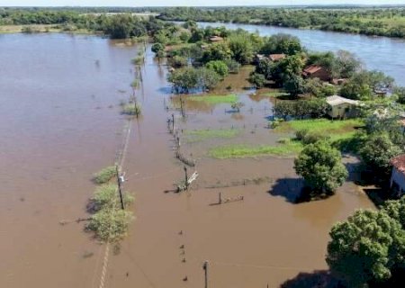 Rio Ivinhema sobe e alaga casas de ver&atilde;o na regi&atilde;o