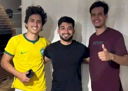 Barco vira e 3 amigos passam a noite pendurados em árvore no Rio Dourados: 'foi assustador'