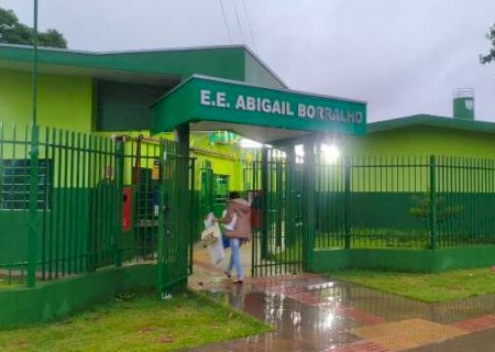 Vota&ccedil;&atilde;o come&ccedil;a com chuva no maior col&eacute;gio eleitoral do interior de MS