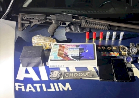 Celular deixado na cal&ccedil;ada entregou dupla que furtou casa de coronel da PM