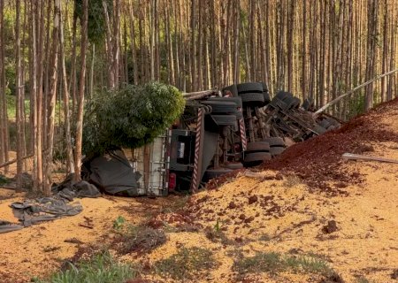 Motorista morre preso às ferragens após carreta com milho tombar em rodovia de MS