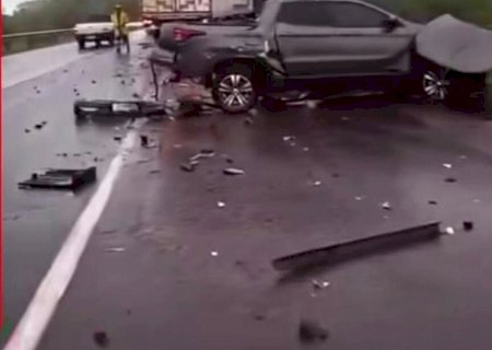 Dois militares de 19 anos morrem em acidente entre picape e carreta na BR-163